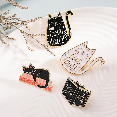 Broche de Esmalte de Aleación de Gato de Dibujos Animados Cat Lady Harry Pawter The Great Catsby Letra Humorística Animal Libro Alfileres de Solapa Para Ropa De Mujer Joyería Regalo