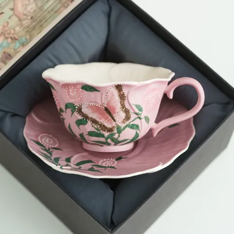 Set Tazzina e Piattino da Caffè in Ceramica Farfalla Rosa Rosa Dipinta a Mano Bordo a Petalo Vintage Porcellana Bianca Minerale Mug da Latte