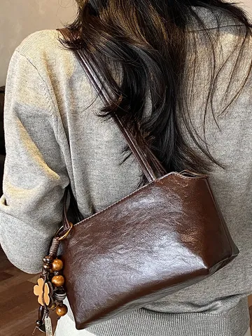 Minimalistische PU-Leder Unterarmtasche für Damen Vintage Urban Einfache Umhängetasche mit Holzperlen Blumenanhänger Lässige Handtasche Mode