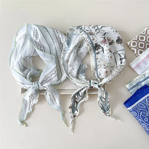 Dames Mode Bedrukte Driehoekige Sjaal Elegante Zijdeachtige Bandana met Bloemen en Strepen Lichtgewicht Hoofddoek Halssjaal Tas Accessoires Wrap