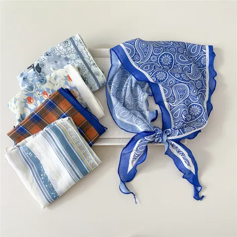 Dames Mode Bedrukte Driehoekige Sjaal Elegante Zijdeachtige Bandana met Bloemen en Strepen Lichtgewicht Hoofddoek Halssjaal Tas Accessoires Wrap