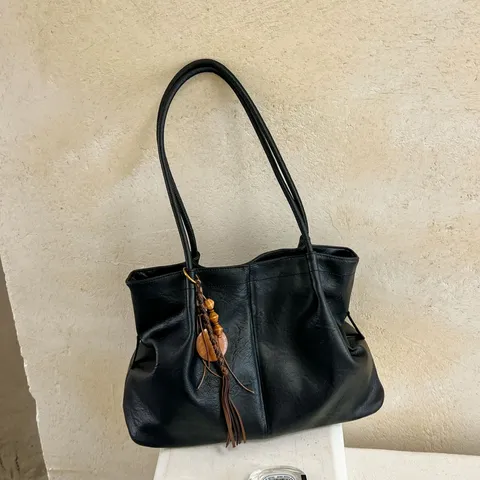 Vintage Große Kapazität PU Leder Tragetasche Für Damen Retro Weiche Umhängetasche Mit Quaste Holzperlen Anhänger Für Den Täglichen Pendelverkehr