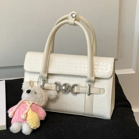 Damen Mode PU Leder Gewebte Umhängetasche Retro Schick Kleine Quadratische Handtasche Mit Süßem Plüsch Anhänger Luxus Designer Stil