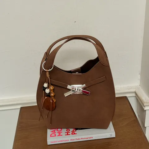 Damen Retro PU Leder Eimertasche Minimalistische Umhängetasche Mit Holzperlenanhänger Pendeln Handtasche Einfarbig Inklusive Beutel