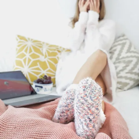 Women's Double Layer Thickened Fluffy Thermal Sleep Socks Soft Coral Fleece House Socks Warm Jacquard Polka Dot Bed Socks With Bow Decoration