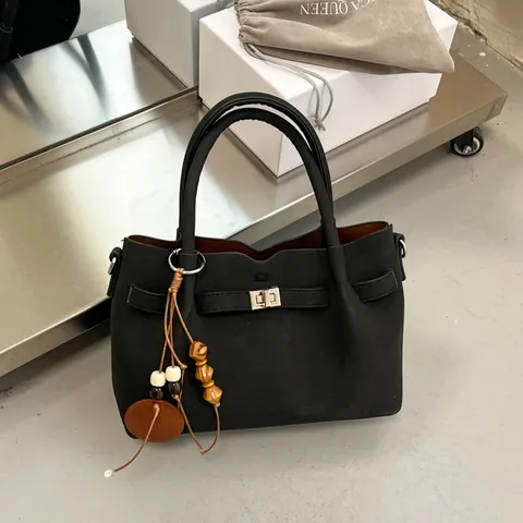 Damen Retro PU Leder Tote Bag Mit Metallschloss Und Holzperlenanhänger Umhängetasche Für Pendeln Täglich Lässige Schultertasche