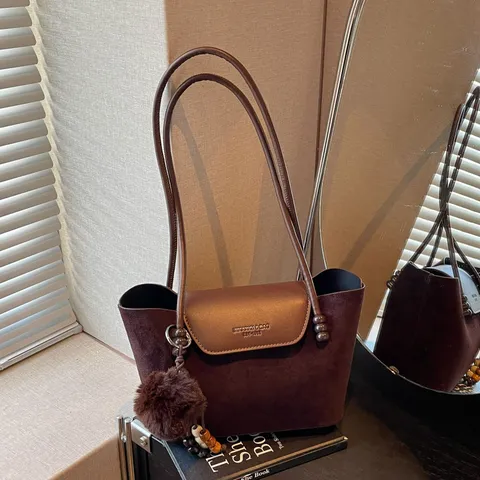 Retro Wildleder PU Leder Patchwork Umhängetasche Für Damen Große Kapazität Mode Tote Bag Mit Pelzball Anhänger Täglich Pendeln Handtasche