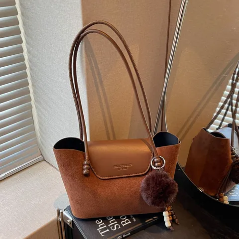 Retro Wildleder PU Leder Patchwork Umhängetasche Für Damen Große Kapazität Mode Tote Bag Mit Pelzball Anhänger Täglich Pendeln Handtasche