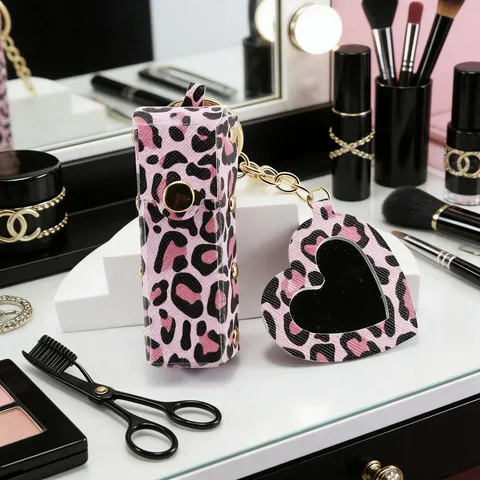 Porte-clés Étui à Rouge à Lèvres en Cuir Portable Pendentif Miroir de Maquillage Cœur Imprimé Léopard Anneau de Clés Charme de Sac Cadeau