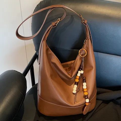 Women Retro PU Leather Hobo Bucket Bag Large Capacity Casual Commuting Shoulder Crossbody Bag With Beaded Pendant