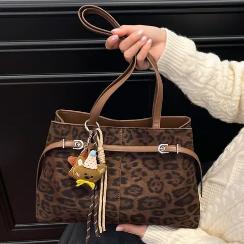 Women's Casual Suede Tote Bag Large Capacity Commuter Shoulder Bag Vintage Leopard Print Handbag With Pendant