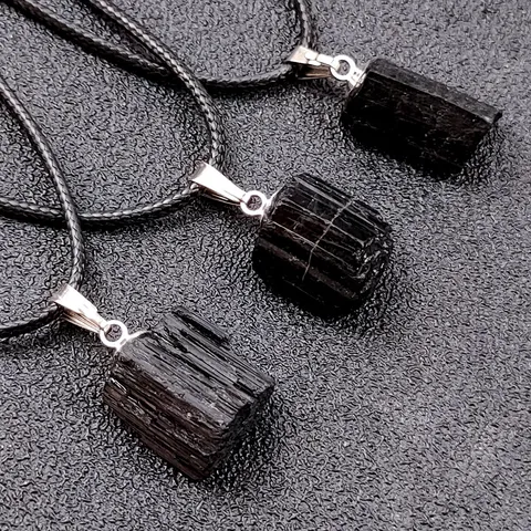 Collana con Ciondolo in Pietra Grezza di Tormalina Nera Naturale Campione Minerale di Cristallo Irregolare