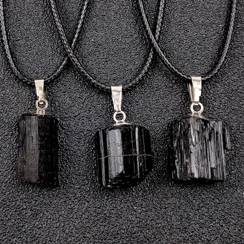 Collana con Ciondolo in Pietra Grezza di Tormalina Nera Naturale Campione Minerale di Cristallo Irregolare
