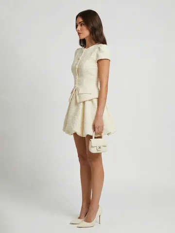 Elegantes Elfenbeinsweißes Tweed-Kleid Für Damen Rundhals Kurzarm Gefälschtes Zweiteiliges Slim Fit Schößchen-Saum Socialite-Stil Minikleid