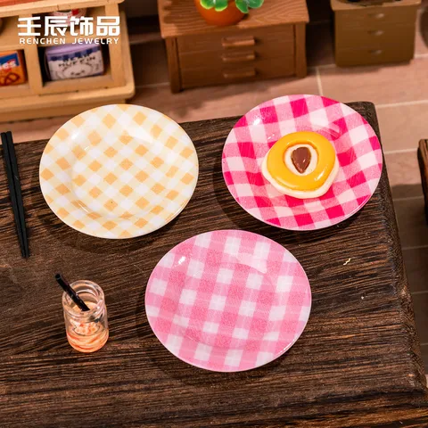 Miniatura Resina A Quadri Piatto Giocattolo Cibo DIY Artigianato Accessori Casa Bambole Carino Scrivania Auto Orne Arredamento