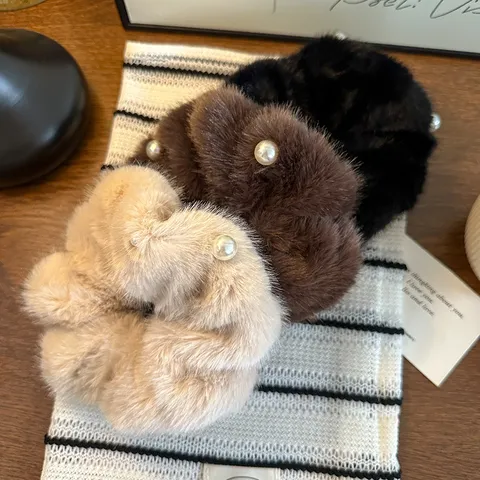 Chouchou en Peluche Minimaliste Femmes Élégant Élastique à Cheveux Haute Élasticité Perle Artificielle Corde à Cheveux Accessoires Hiver