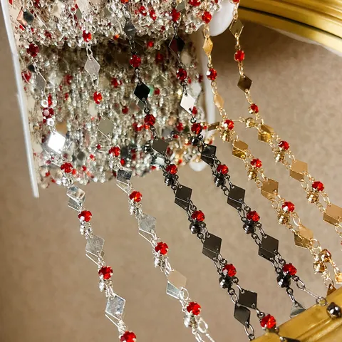 Catena in Rame DIY Pezzi Metallici a Rombo con Strass Rossi Creazione di Gioielli Accessori per Copricapo da Sposa