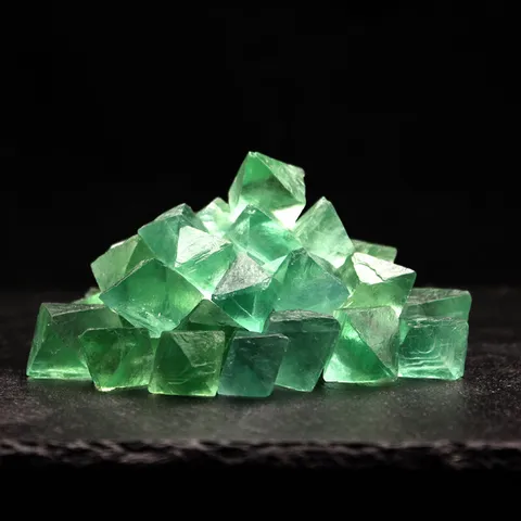Pietra Grezza di Fluorite Verde Naturale Ottaedro Cristallo Curativo Ghiaia Mini Campione Minerale Ornamento per Casa Ufficio Regalo