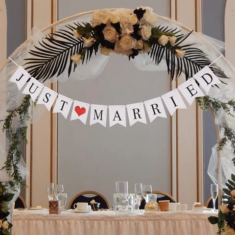 Banner Just Married per Festa di Matrimonio Giarrettiera Pendente in Cartoncino Bianco per Decorazioni Nuziali