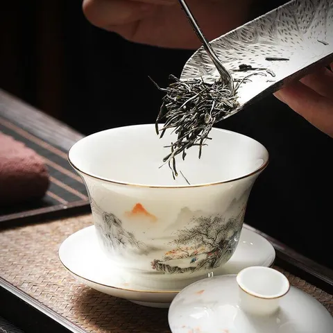 Service à Thé Kung Fu en Céramique Chinoise Théière en Jade Suif de Mouton Tasses Avec Peinture de Paysage Bord Doré Bureau