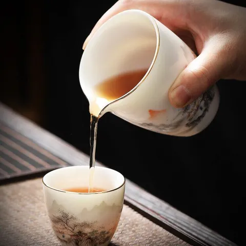 Service à Thé Kung Fu en Céramique Chinoise Théière en Jade Suif de Mouton Tasses Avec Peinture de Paysage Bord Doré Bureau