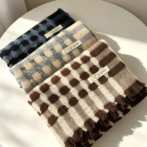 Sciarpa Invernale da Donna in Imitazione Cashmere Calda e Rinforzata Scialle a Quadri Traforati Moda Elegante Sciarpa Lunga con Frange