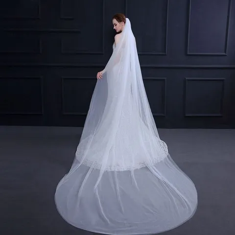 Elegante Lange Bruidssluier Met Delicate Kantborduursel Effen Kleur Huwelijksaccessoires Voor Bruidsceremonie
