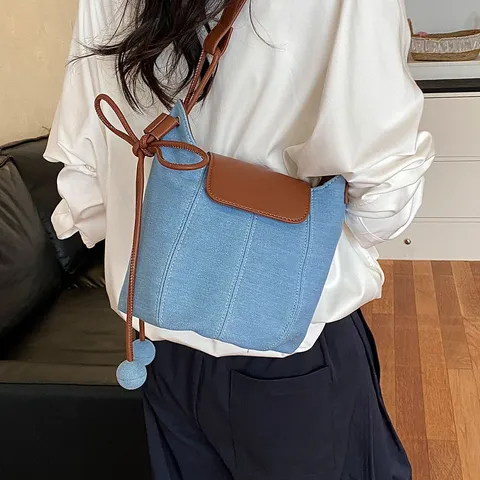 Sac Seau en Denim pour Femmes Décontracté Couleur Contrastée Cuir PU Sac Bandoulière Sac Épaule Cordon de Serrage