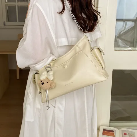 Sac Bandoulière en Cuir PU pour Femmes Sac Bandoulière Casual avec Chaîne Grand Sac Tote Sac Sous les Aisselles avec Pendentif