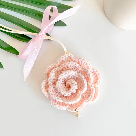 Colgante de Espejo Retrovisor de Coche con Rosa Tejida a Mano Adorno Floral de Hilo de Ganchillo para Decoración de Coche