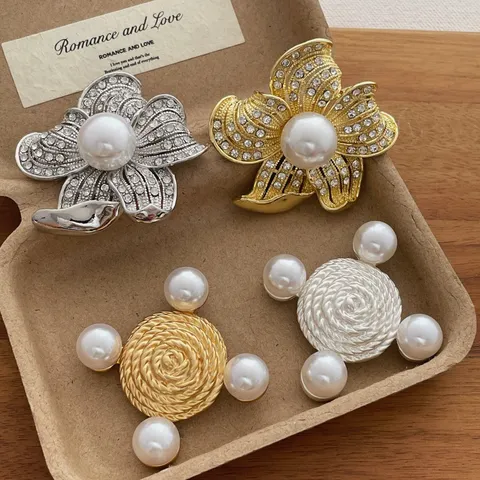 Vintage Rhinestone Flower Pearl Brooch Retro Metal Designer Suit Coat Pin Fashion Jewelry Gift For Women