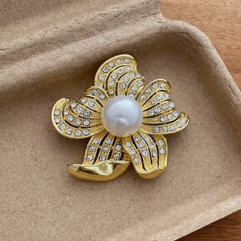 Vintage Rhinestone Flower Pearl Brooch Retro Metal Designer Suit Coat Pin Fashion Jewelry Gift For Women
