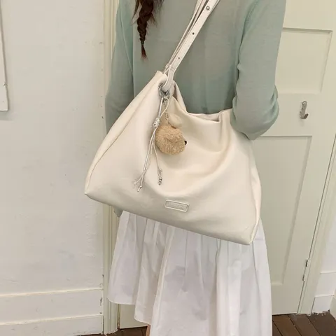 Femmes Grande Capacité PU Cuir Sac Cabas Décontracté Banlieusard Épaule Bandoulière Sac avec Mignon Ours Pendentif Mode Sac à Main