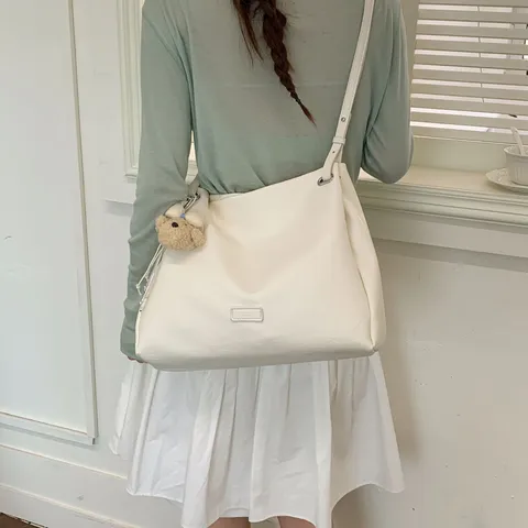 Femmes Grande Capacité PU Cuir Sac Cabas Décontracté Banlieusard Épaule Bandoulière Sac avec Mignon Ours Pendentif Mode Sac à Main