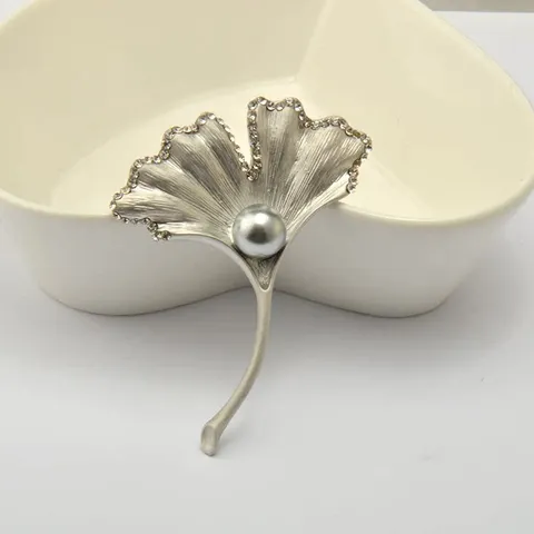Fashion Vintage Ginkgo Leaf Brooch Alloy Rhinestone Artificial Pearl Brooches Pins Elegant Women Jewelry Gift