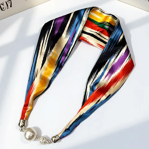 Sciarpa in Satin in Stile Etnico da Donna Stampa Totem Geometrico Sciarpa Corta Fibbia Magnetica Ciondolo Perla Sciarpa da Collo Moda