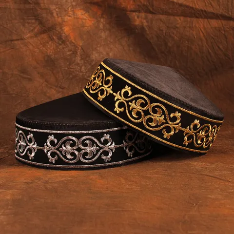 Cappello Ricamato in Stile Etnico Kazako da Uomo Berretto in Poliestere con Top Piatto Rotondo Tradizionale per Festival di Performance Abbigliamento Culturale