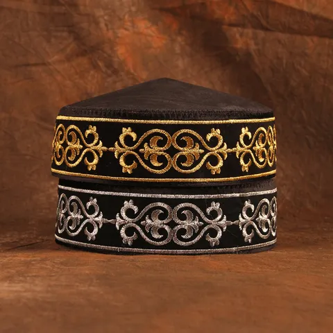 Cappello Ricamato in Stile Etnico Kazako da Uomo Berretto in Poliestere con Top Piatto Rotondo Tradizionale per Festival di Performance Abbigliamento Culturale