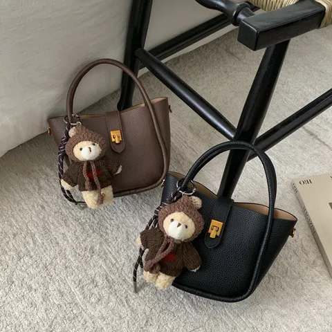Damen Retro Mikrofaser Beuteltasche Vintage Einifarbig Umhängetasche mit Metallschloss Bär Anhänger Mode Handtasche