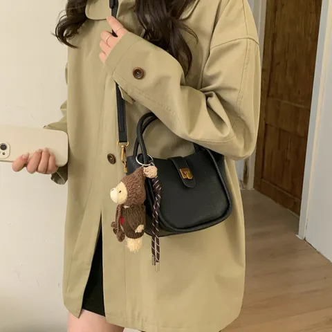 Damen Retro Mikrofaser Beuteltasche Vintage Einifarbig Umhängetasche mit Metallschloss Bär Anhänger Mode Handtasche