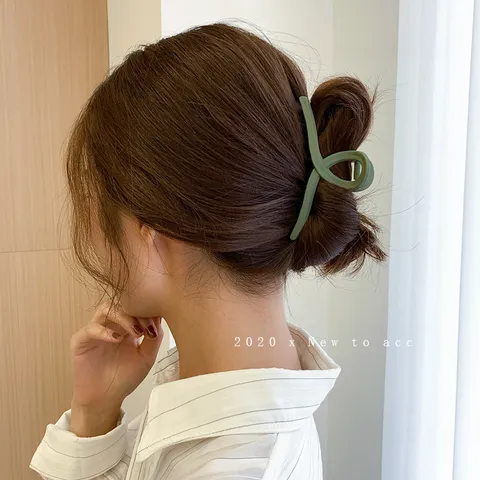 Large Matte Hair Claw Clip Geometric Hollow Shark Clip Non-Slip Hair Styling Accessories For Women Girls Hair Catch