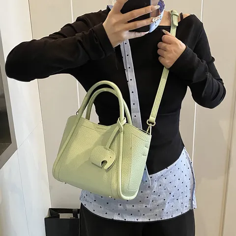 Damen Weich PU Leder Eimer Tasche Mode Lässige Handtasche Umhängetasche Mit Elefanten Anhänger
