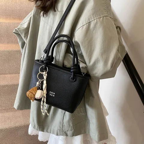 Damen Mode PU Leder Beuteltasche Lässige Pendeln Schulter Umhängetasche Handtasche Mit Süßem Baseball Anhänger