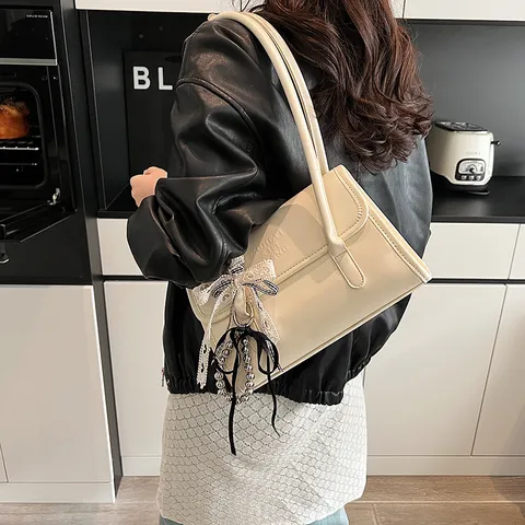 Französische Nische PU-Leder Damen Umhängetasche Stilvolle Schicke Unterarm Handtasche Mit Schleife Perle Anhänger Casual Tote Bag