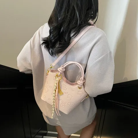 Retro Casual PU-Leder Eimerkiste Damen 2025 Frühling Sommer Mode Geprägte Umhängetasche Umhängetasche Mit Anhänger