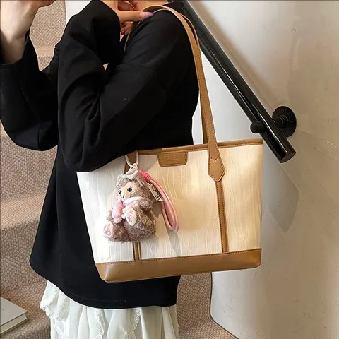 Damen Große Kapazität Tragetasche PU Leder Farbblock Pendeln Umhängetasche Mit Plüsch Anhänger Mode Handtasche