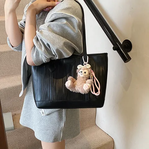 Damen Große Kapazität Tragetasche PU Leder Farbblock Pendeln Umhängetasche Mit Plüsch Anhänger Mode Handtasche