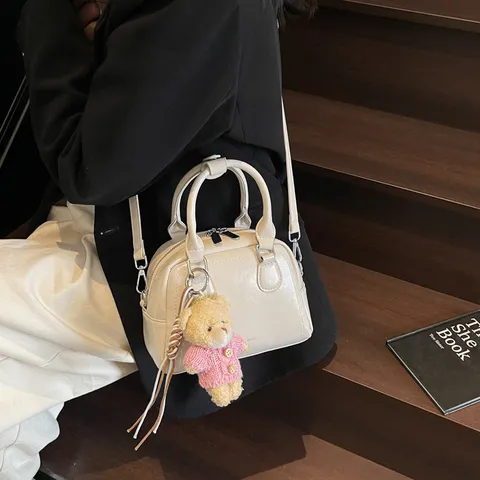 Damen PU Leder Boston Tasche Trendy Pendler Handtasche Casual Einzelne Schulter Umhängetasche Mit Bären Plüschanhänger