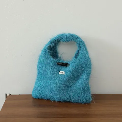 Sac à Main en Peluche Douce pour Femmes Style Ins Coréen Automne Hiver Tricoté Effet Mohair Avec Bouton à Bascule Sac de Navette