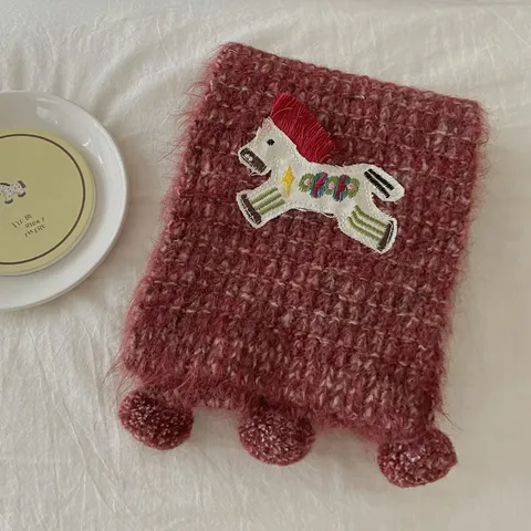 Écharpe en Tricot Douce et Mignonne Avec Broderie de Poney pour Femmes Hiver Chaud Écharpe Tricotée à Pompons Tour de Cou Coupe-vent Cadeau de Couple
